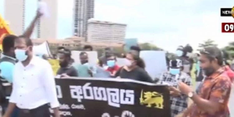 ජනාධිපතිට-ආණ්ඩුවට එරෙහිව හතරදිග්භාගයෙන්ම ගෝල්ෆේස්වලට ජනතාව එන්න පටන් අරන්! දැනටමත් විශාල පිරිසක් ගෝල්ෆේස් එකට ඇවිත්! (VIDEOS)