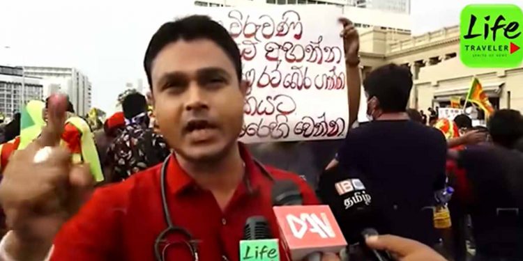 මේක මගේ රට! දැන්වත් අපි එකතු වෙලා මහලු පාලකයන් අයින් ‌කර මේ රට හදමු! අරගලයට පැමිණි වෛද්‍යවරයෙක් සිංහලෙන්-ඉංග්‍රීසියෙන් රටටම කියපු හැඟීම්බර කතාව! (VIDEO)