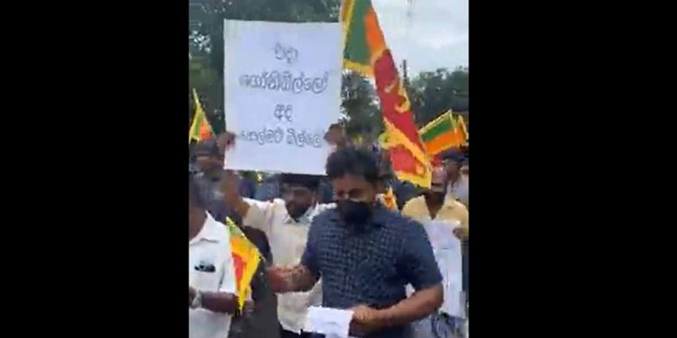 අපිට ගෝඨා ඕන කියලා තැනින් තැන පෙළපාලි පටන් අරන්! (VIDEO)