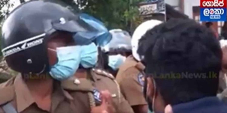 කුරුණෑගල විරෝධයේදී පොලිස් නිලධාරියකුගේ ඇහැට කඳුලු එන තරමට කොල්ලෙක් කරපු සංවේදී කතාව! (VIDEO)