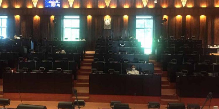 ආණ්ඩුවේ මන්ත්රීවරු නොඑන්න තීන්දු කළා කියලා අපි කලින්ම කිව්වා! ඔන්න අපි කියපු දේ හරි ගියා! අද ආණ්ඩුව පැත්තේ දිනේෂ් විතරයි! තුනෙන් දෙකක් තිබ්බ ආණ්ඩුවට ගිය කලක්!