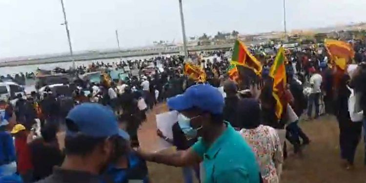 දැන් ගෝල්ෆේස් එකේ තත්ත්වය මෙන්න! රාජපක්ෂලව පන්නන්න ඇවිත් ඉන්න සෙනග කන්දරාව බලන්න! (VIDEO)