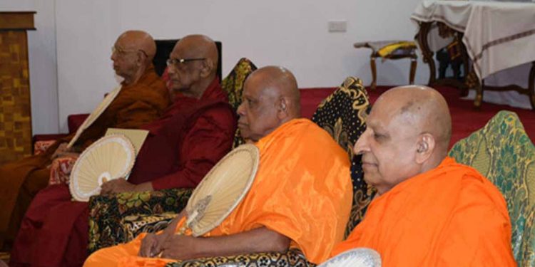 දවස් 3ක් පාර්ලිමේන්තුවේ කතා කරලත් අර්බූදයට උත්තරයක් දුන්නේ නෑ! වැඩ කළේ වගකීම් විරහිතව! මල්වතු විහාරයේ රැස්වූ ත්රෛනිකායික මහා නාහිමිවරු නිවේදනය නිකුත් කරයි!