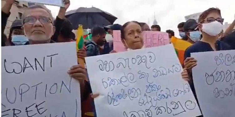 සිංහ කොඩිය යටින් නන්දා මාලිනිය අරගල භූමියට එයි! මිනිස්සු මේ විදිහට දුක් විඳපු පාලනයක් දැකලත් නෑ අහලත් නෑ කියයි! කොල්ලන්ට හයිය දෙන්න ගීත දෙකක් ගායනා කරයි!  (VIDEO)