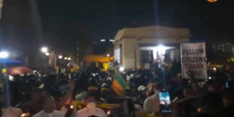 අරගලකරුවෝ තුන්වන රාත්‍රියත් ගෝල්ෆේස් එකේ ගත කරන්න සූදානම්! (VIDEO)