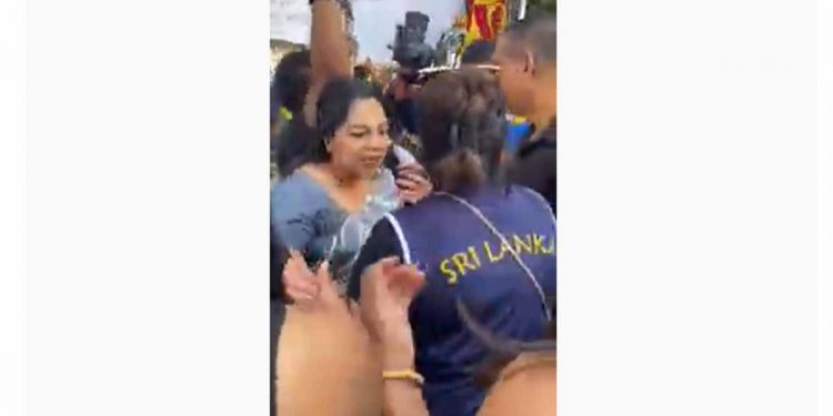 සංජීවනී වීරසිංහට ලොස් ඇන්ජලීස්වලත් ඉන්න බැරි වෙයි! විරෝධතාවකට ඇවිත් හූ කියලා පන්නා දමයි! (VIDEO)