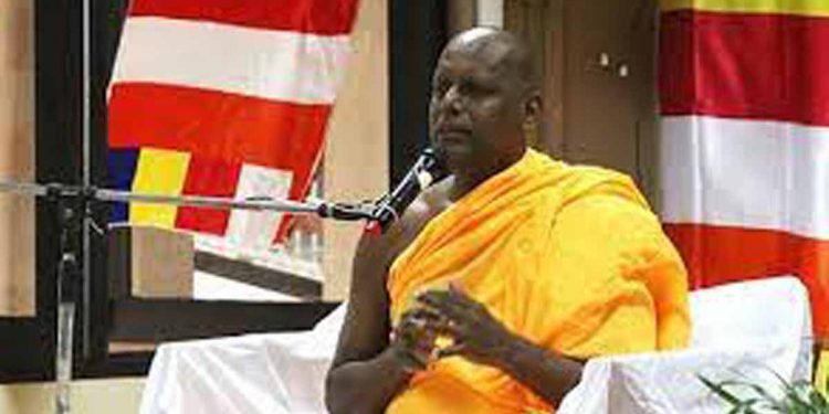අගමැතිතුමා පිරිත අවභාවිත කරලා! අප්රසන්න කරලා! ආයුධයක් බවට පත් කරලා! බාධාවක් කරලා! මහාචාර්ය අගලකඩ හිමියෝ මහින්දට විරෝධය පළ කරයි!