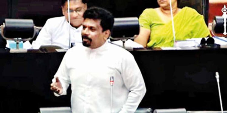 හෙල්මට් දාගෙන වාහනයට නැග්ග කෙනා ගැන අනුර මුල සිට කියයි! බාධා කරපු සියලු දෙනා ගැනත් හෙළිකරයි! (VIDEO)