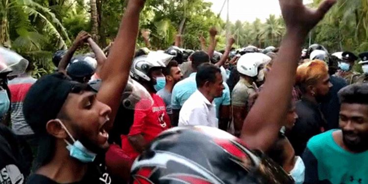 ජනතාව ඇමැති හේරත්ගේ ගෙදර වට කරයි! වෙන්න ගිය ගැටුමක් අනූනවයෙන් වැළකෙයි!