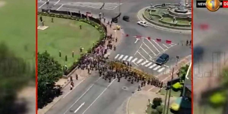 අන්තරේ කොල්ලො එයි කියලා මෙහෙම තමයි කොටුව වහලා තිබ්බේ! (VIDEO)