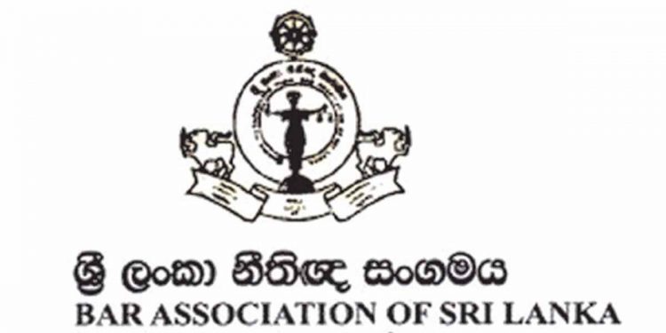ශ්‍රී ලංකා නීතීඥ සංගමයත් මැදිහත් වෙයි! හදිසි තත්ත්වය වහාම අවලංගු කරන්නැයි ජනපතිගෙන් ඉල්ලයි! (VIDEO)
