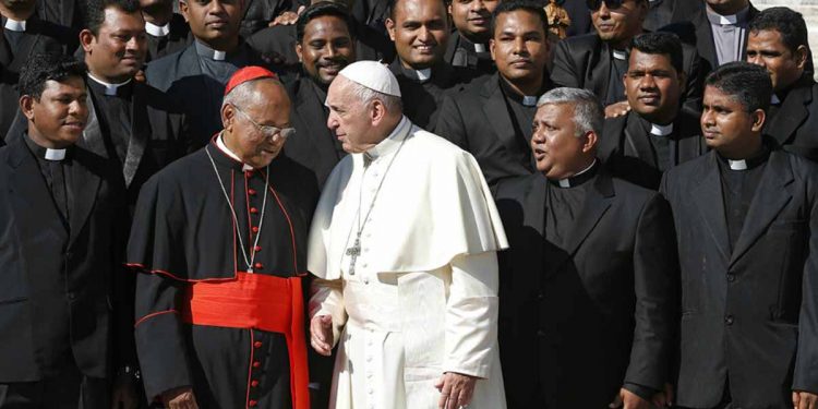 කාදිනල් හිමි සහ බිෂොප්වරු 8 දෙනා පාප් වහන්සේ එක්ක පැය 2ක අතිවිශේෂ සාකච්ජාවක්! EXCLUSIVE