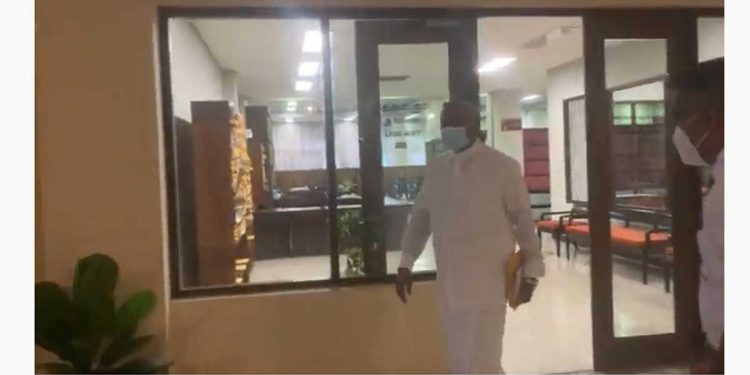 සාටකය ගැන ඇහුවාම චමල්ට යකා නැග්ග වීඩියෝව ලීක් වෙයි! (VIDEO)
