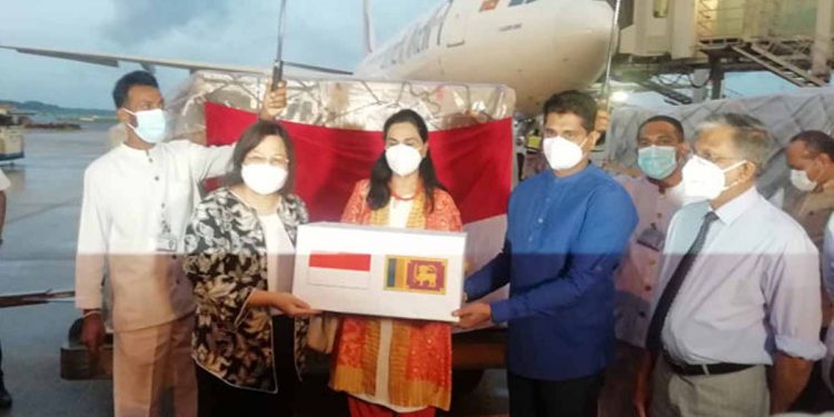 ලෝකේ ලොකුම මුස්ලිම් රට ඉන්දුනීසියාවෙන් අපේ රටේ මිනිස්සුන්ට බෙහෙත් ටිකක් එවලා! චන්න තමයි ගිහින් තියෙන්නේ එයාර්පෝට් එකට ආධාර ටික බාරගන්න!