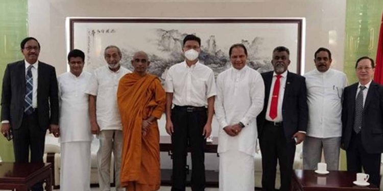 චීන තානාපති හදිසියේම පාර්ලිමේන්තුවට යයි! ගිහින් ආණ්ඩුවේ ස්වාධීන කණ්ඩායම හමුවෙයි!