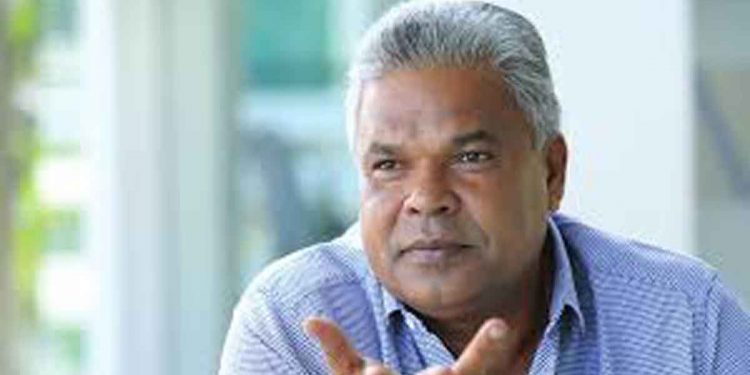ආණ්ඩුවට ඩොලර් එක බස්සගන්න බෑ! යන්න ගෙදර! අපිට දෙන්න බස්සලා පෙන්නන්නම්! මෛත්‍රීගෙ මල්ලි ගේමට එන්ටර් වෙයි! (VIDEO)