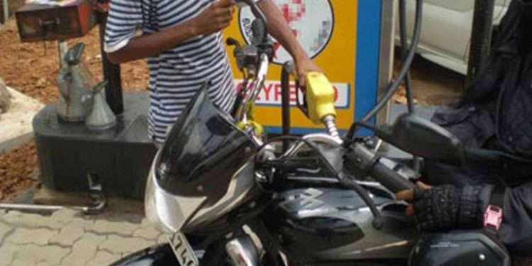 බයික් එකට 1000යි-ත්‍රීවීල් එකට 1500යි-කාර් වෑන්වලට 5000යි! අද ඉඳන් තෙල් ගහන්නෙ මෙහෙමයි!