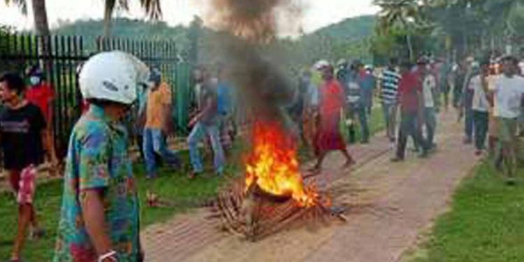 ජනාධිපති ලේකම් ගාමිණී සෙනරත්ගේ නිවස ඉදිරිපිට විරෝධතාවක්!