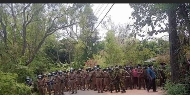 ආණ්ඩුවේ ආරක්ෂාව අරන් ඉන්න ඥානක්කාගේ මන්දිරේට හිරුණිකා ජනතාව සමග යයි! පොලිසිය නවත්වයි! එතනත් උණුසුම් වෙයි! (VIDEO)