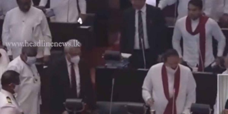 ගෝඨා පාර්ලිමේන්තුවට එයි! ආණ්ඩු පක්ෂය එක දිගට අත්පුඩි ගසා පිළිගනී! (VIDEO)
