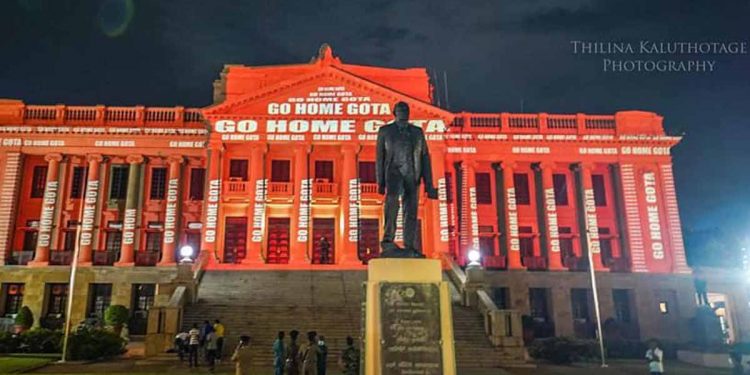 ‘GO HOME GOTA’! අරගලකරුවන් ත්‍රිමාණ තාක්ෂණයෙන් ජනාධිපති ලේකම් කාර්යාලය ආලෝකමත් කරයි! (PHOTOS)