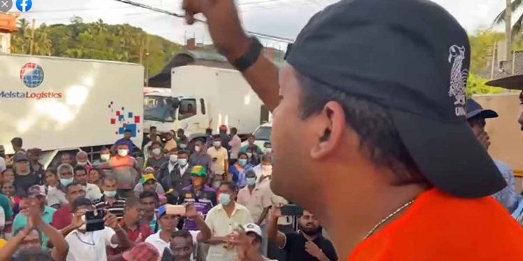 පා ගමනින් ආපු මිනිස්සුන්ට හරීන් සිංදුවකින් සංග්‍රහ කරයි! (VIDEO)