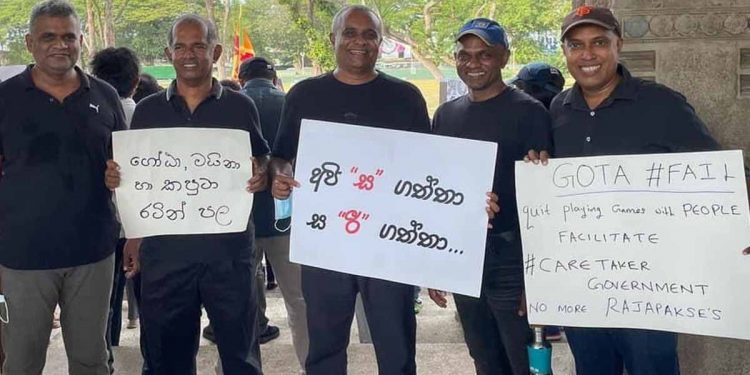 හිතන්නේ නැති අයත් අරගලයට එක්වෙයි! ලංකාවේ වේගා කර් එක හදපු හර්ෂත් පෙරමුණ ගනී! (PHOTOS)