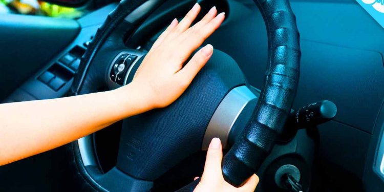 මිනිස්සු කාර්වල යන ගමන් හෝන් එකෙනුත් සටන් පාඨ කියන්න පටන් අරන්! අහලා බලන්න මේක මොකද්ද කියලා! (VIDEO)