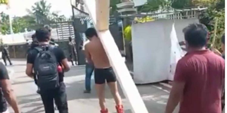 පාස්කු ප්රහාරයට යුක්තිය ඉල්ලා කුරුසයක් කරේ තියාගෙන ගෝල්ෆේස් එන ජෙහාන්! (VIDEO)