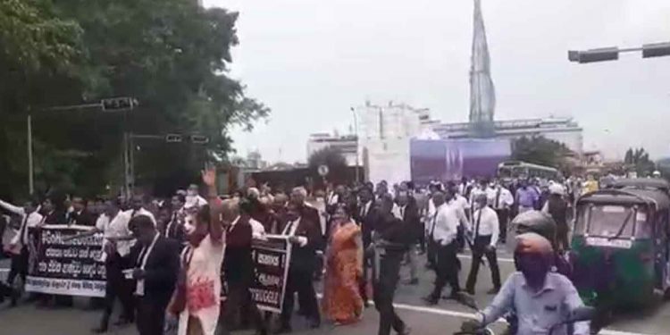 රටේ නීතිය පාරට බහී! ඉතිහාසයේ පළමු වතාවට නීතීඥවරු දැවැන්ත පෙළපාලියකින් අරගලයට එකතු වෙයි! (VIDEO)
