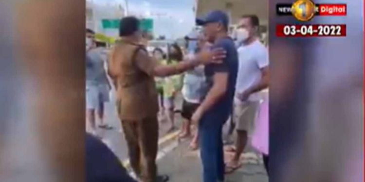 පාරට බහින්න කියලා උදේ ‌ෆේස්බුක් පණිවුඩයක් තියපු මහානාම ඇඳිරි නීතිය නොතකා පාරට බැහැලාම පෙන්වයි! (VIDEO)