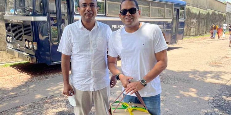 තරුණයන්ගෙ අරගලය රතු-නිල්-කොළ පාට කරන්න එපා! ඒකට යන්න ඉඩ දෙන්න! අපි ඒ අරගලය පාර්ලිමේන්තුවේ කරමු! (VIDEO)