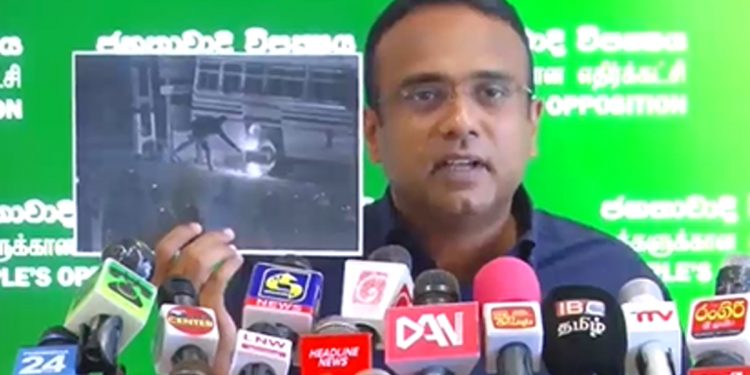 මිරිහානේ බස් එකට ගිනි තැබූ පුද්ගලයා සොයාගනී! (VIDEO)