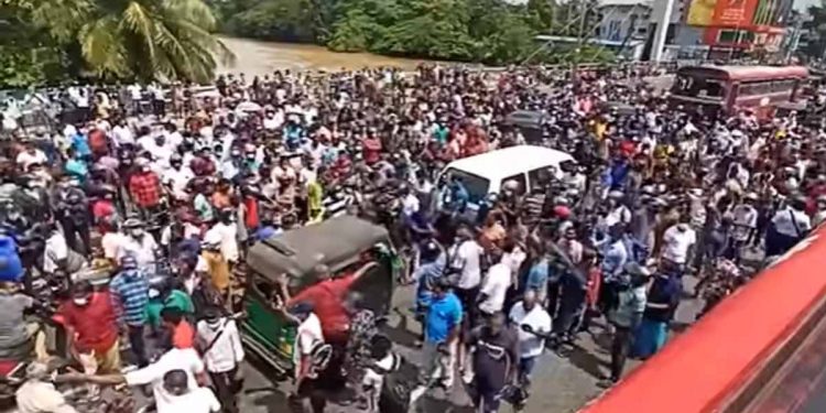 සිස්ටම් චේන්ජ් එක අනිත් පැත්තට යයි! මාතර ඇමැති එනකම් මිනිස්සු මහපාරේ! (VIDEO)