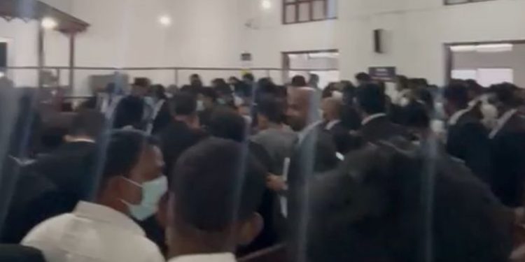 මිරිහානේ විරෝධතාකරුවන් වෙනුවෙන් නීතීඥවරු 400ක් පෙනී සිටියි! පොලිසිය නඩු දැම්මේ පොදු දේපොළ පනත යටතේ! මහේස්ත්‍රාත්වරයා 21 දෙනකු මුදාහරී!