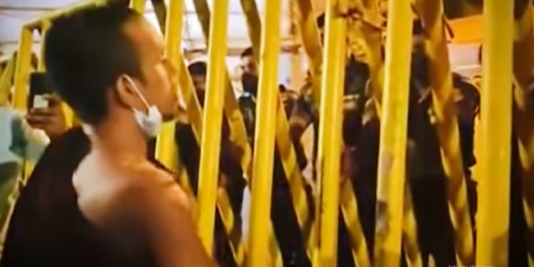 ඔයාලා මේ කවුරු ආරක්ෂා කරන්නද! මේ තිරිසන්නු ආරක්ෂා කරන්නනේ! කවිබණ පොඩිහාමුදුරුවෝ හමුදානිලධාරීන්ගේ ඇස්වලට කදුළු එන්න කියපු කතාව! (Video)