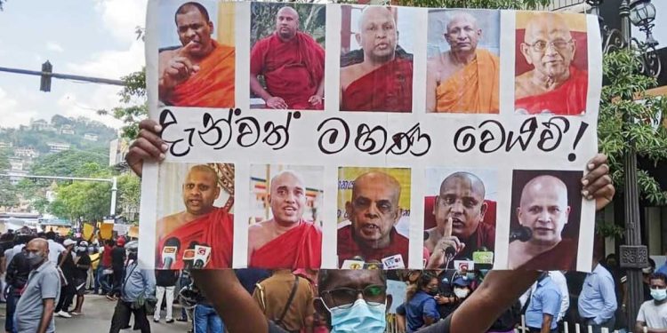 ඔබ වහන්සේලා තමයි රට කෑවේ! කරුණාකරලා යන්න හාමුදුරුවනේ! (Video)