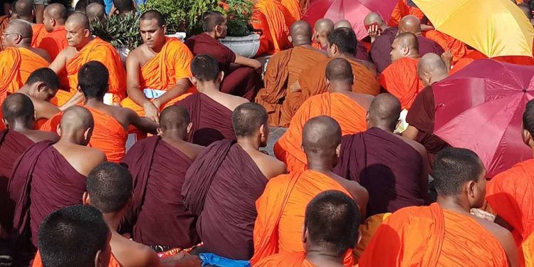 මහා සංඝරත්නය විහාරමහා දේවි උද්‍යානයෙන් සටන අරඹයි! අද 2.30ට!