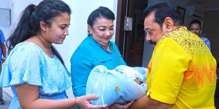 නාමල්ගේ පවුල අද උදේම රට යයි!