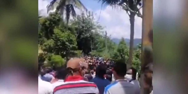 නිපුණ රණවකට දෙපාරක්ම මාතරදී හූ තියලා පන්නා ගත්තා! අද දහස් ගාණක් ඇවිත් ‌දෙණියායේ ගේ වැටලුවා! (VIDEO)