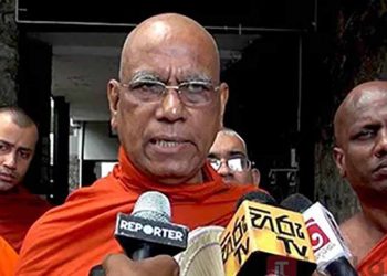 මේ අය යන්නෙ තිරුපති! ගිහින් කරන්නෙ තමන්ගෙ බරට රත්තරන් පූජා කරන එක! මේ අය සිංහල බෞද්ධ නායකයොද? රැවටෙන්න එපා! (VIDEO)