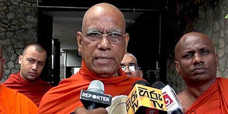 මේ අය යන්නෙ තිරුපති! ගිහින් කරන්නෙ තමන්ගෙ බරට රත්තරන් පූජා කරන එක! මේ අය සිංහල බෞද්ධ නායකයොද? රැවටෙන්න එපා! (VIDEO)