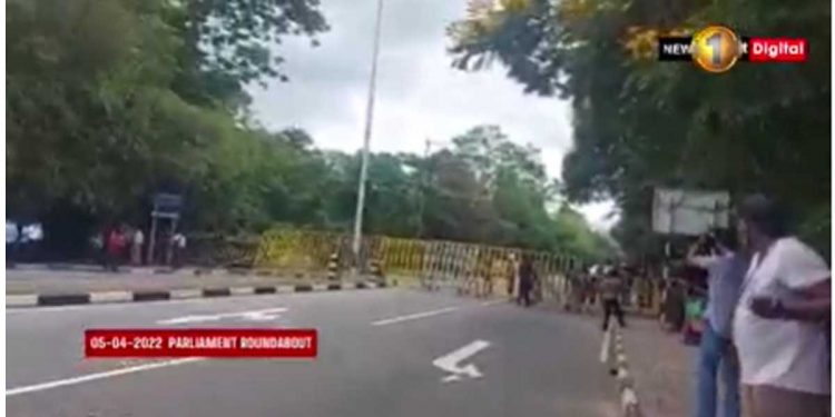 උද්ඝෝෂකයන් පාර්ලිමේන්තුව වටලන්න සූදානම්! පාර්ලිමේන්තු පාර දියත උයනෙන් වසා දමයි! පොලිස් බල ඇණි කැඳවයි! (VIDEO)