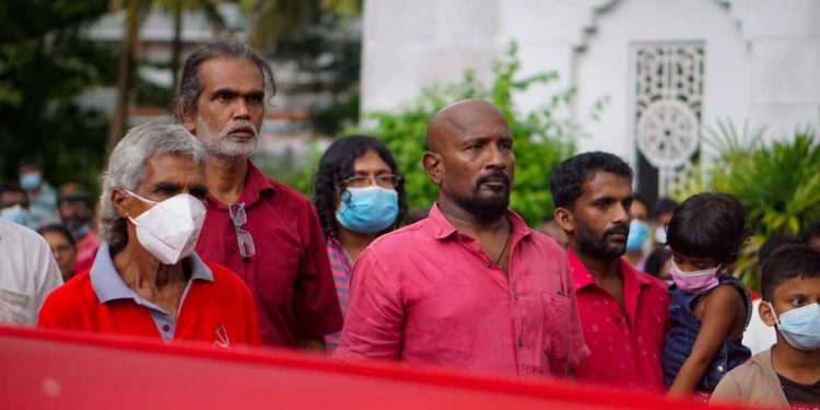 සැබෑ විප්ලවකරුවන් අප්‍රේල් විරුවන් සමරයි! තරුණ කැරැල්ලේ ඊළඟ සටන ගැන කුමාර් මහත්තයා ජනතාවට කියයි! (PHOTOS & VIDEO)