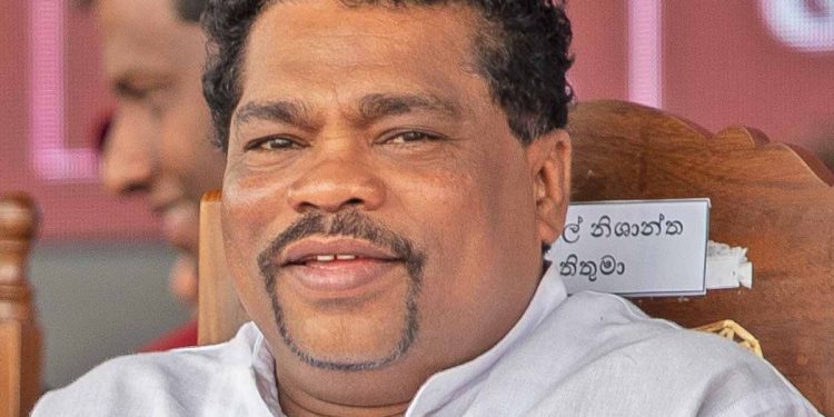එළියට ඇවිත් බෝඩ් ඇල්ලුවා කියලා අපි යන්නේ නෑ! ගෝඨා ඕනේ කියලා රට පුරා රැල්ලක් ළඟ ළඟ එනවා! කියන්නේ ඇමැති කෙනෙක්! (VIDEO)