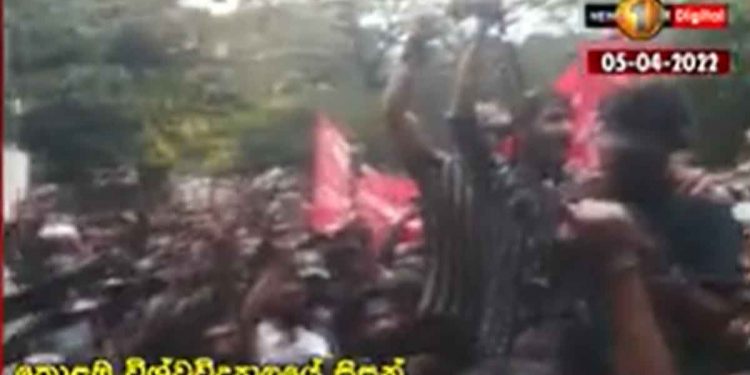 ඇමැතිවරුන්ගේ ගෙවල් වැටලූ තරුණයන් අගමැති මහින්දගේ විජේරාමේ ගෙයත් වටලයි! (VIDEO)