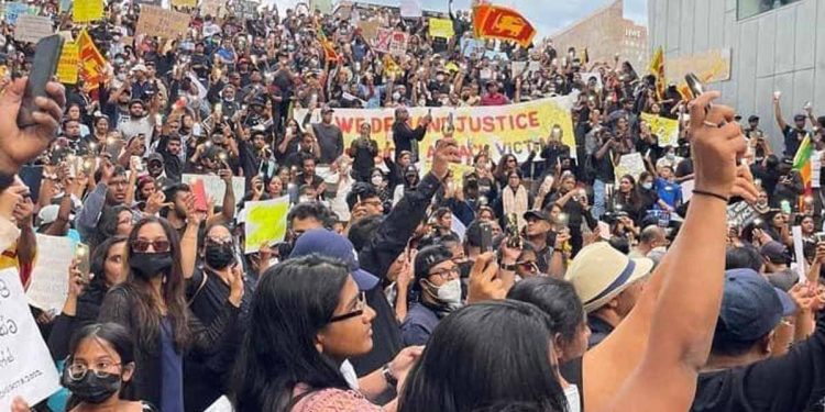 මේ ගෝල්ෆේස් එක නෙමෙයි! මෙල්බර්න් නුවර! ශ්‍රී ලාංකිකයො සියලු දෙනා මහපාරේ! (VIDEO & PHOTOS)
