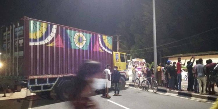 දවස් 2ක් තිස්සේ තෙල් නෑ! කලගෙඩිහේනෙන්-බලන්ගොඩින් පාරවල් හරස් කර උද්ඝෝෂණ!