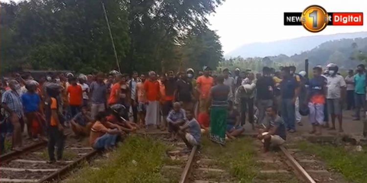 හිතාගන්න බැරි ගණන්වලින් තෙල් මිල නැග්ගුවාට මිනිස්සු කුපිත වෙයි! මහවැසි නොතකා පාරට බසී! පාරවල් වහයි! කෝච්චි නවත්වයි! (VIDEO)