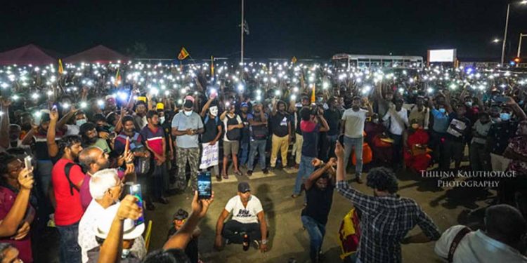 විදුලි එළි දල්වමින් ගෝල්ෆේස් අරගලයේ සියලු දෙනා රඹුක්කන ම්ලේච්ජ ප්රහාරයට විරෝධය දක්වයි! (VIDEO)